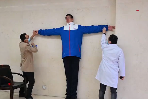 四川乐山14岁男孩高221厘米